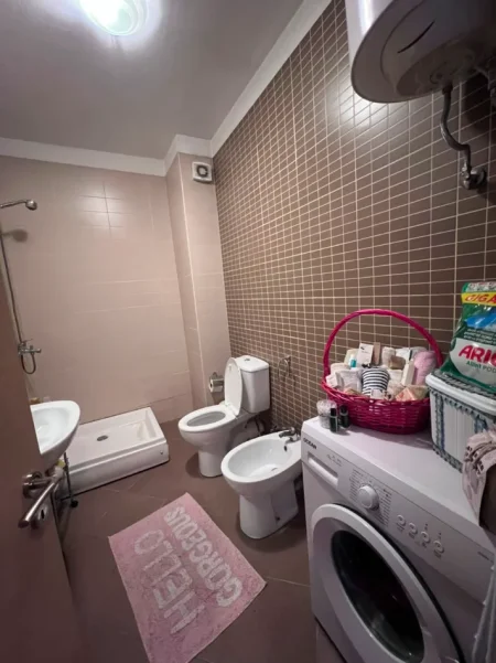 Tirane, jepet me qera apartament 1+1 Kati 4, 580 € (21 Dhjetori)