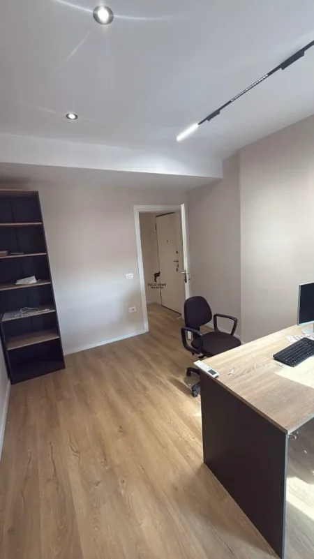 Tirane, jepet me qera zyre Kati 7, 85 m² 700 € (ISH SHESHI SHQIPONJA)