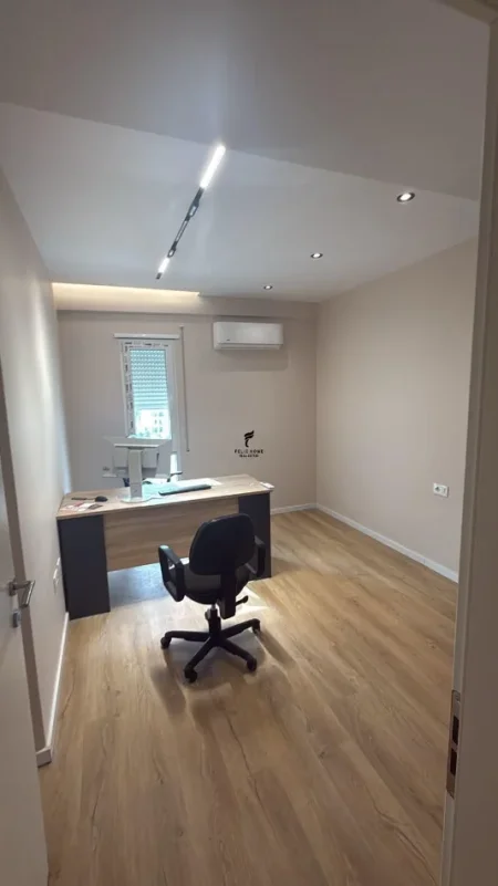 Tirane, jepet me qera zyre Kati 7, 85 m² 700 € (ISH SHESHI SHQIPONJA)