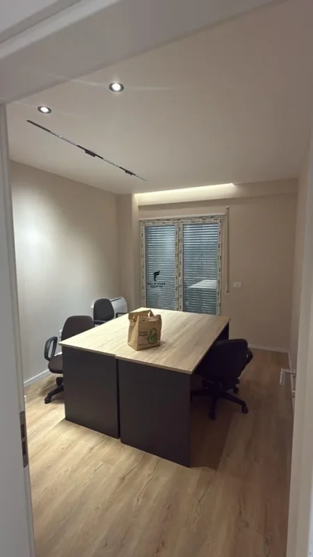 Tirane, jepet me qera zyre Kati 7, 85 m² 700 € (ISH SHESHI SHQIPONJA)