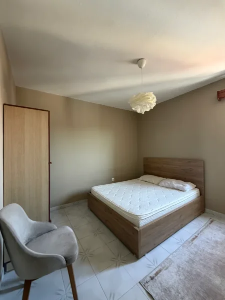 Tirane, jepet me qera apartament 2+1 Kati 6, 500 € (Qendra Globe, Rruga e Kavajes)