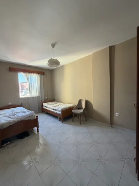 Tirane, jepet me qera apartament 2+1 Kati 6, 500 € (Qendra Globe, Rruga e Kavajes)