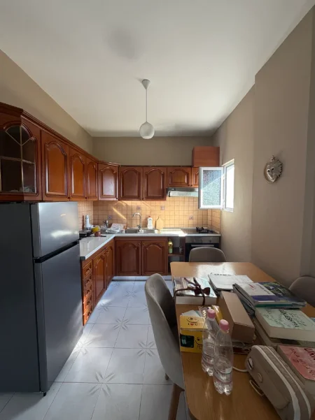 Tirane, jepet me qera apartament 2+1 Kati 6, 500 € (Qendra Globe, Rruga e Kavajes)