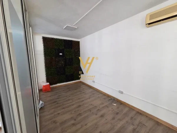 Tirane, jepet me qera zyre Kati 5, 200 m² 2.100 € (ISH BLLOK)