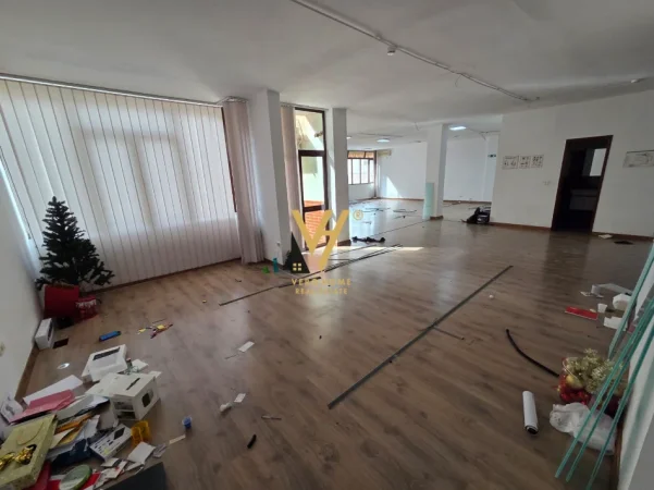 Tirane, jepet me qera zyre Kati 5, 200 m² 2.100 € (ISH BLLOK)