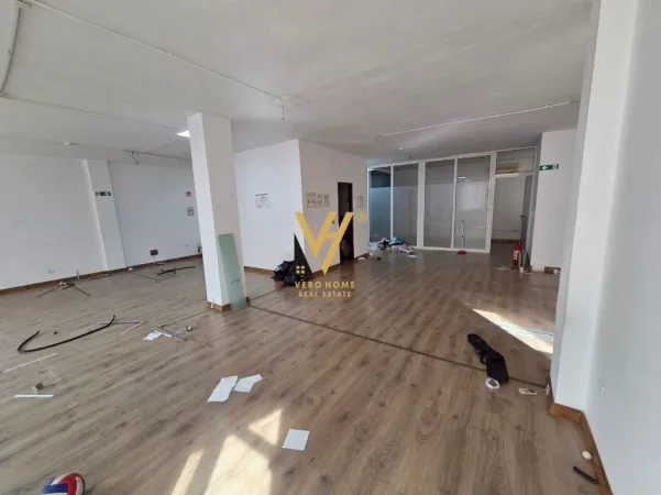 Tirane, jepet me qera zyre Kati 5, 200 m² 2.100 € (ISH BLLOK)