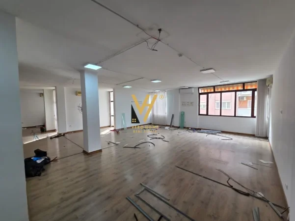 Tirane, jepet me qera zyre Kati 5, 200 m² 2.100 € (ISH BLLOK)