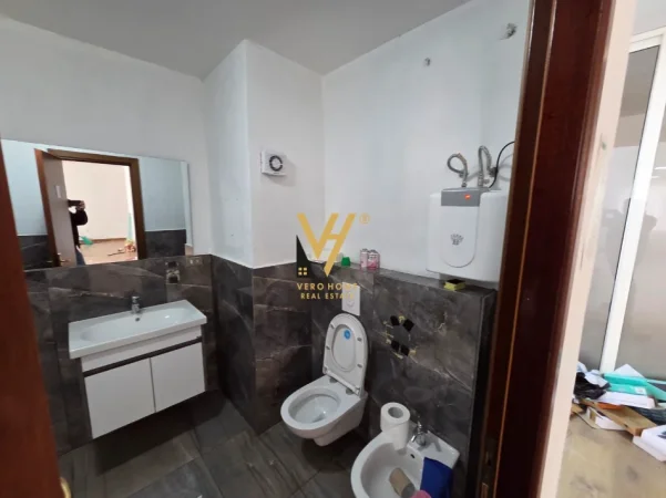 Tirane, jepet me qera zyre Kati 5, 200 m² 2.100 € (ISH BLLOK)