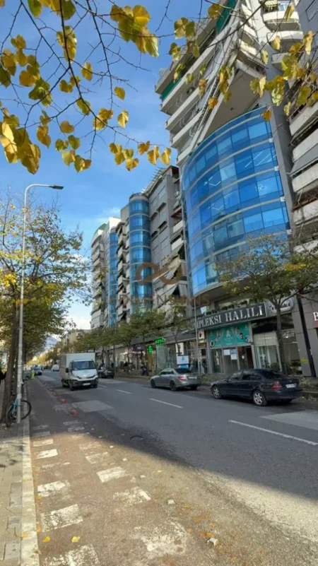 Tirane, jepet me qera apartament 2+1+Ballkon Kati 7, 112 m² 600 € (selvia)