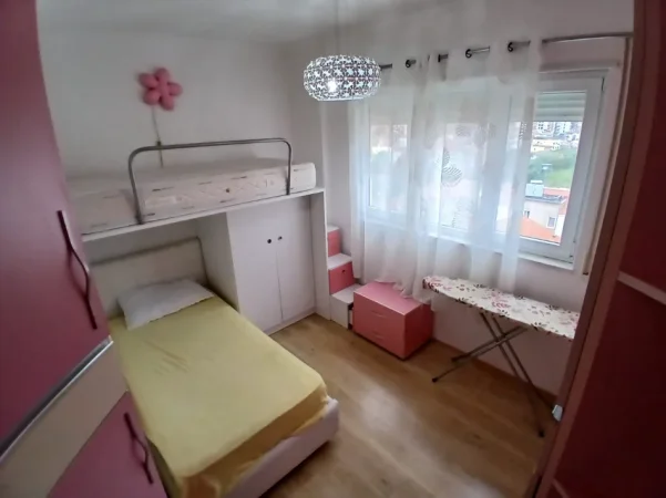 Tirane, jepet me qera apartament 2+1+Ballkon Kati 6, 75 m² 550 € (Ali dem / Burgu I grave)