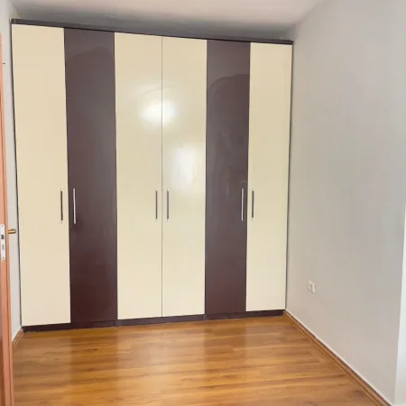 Tirane, jepet me qera Apartament 1+1 Kati 4, 70 m², Çmimi 50.000 Lekë të Reja,në Xhamllik Tiranë.