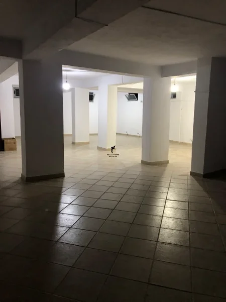 Tirane, jepet me qera magazine Kati 0, 130 m² 600 € (21 DHJETORI)