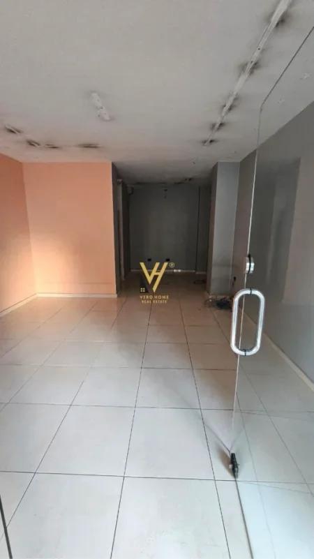Tirane, jepet me qera dyqan Kati 0, 33 m² 820 € (RRUGA BARDHYL)