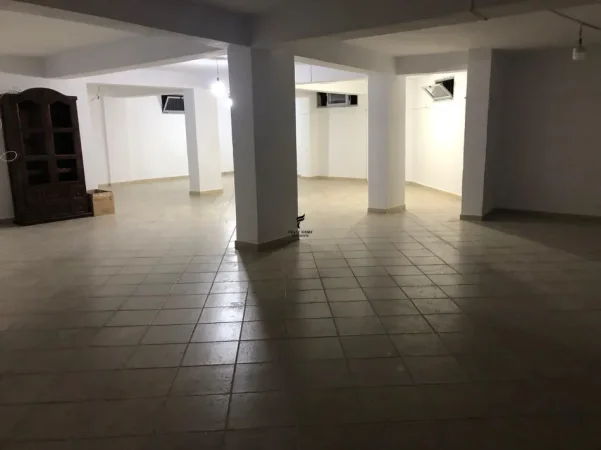 Tirane, jepet me qera dyqan Kati 0, 130 m² 600 € (21 DHJETORI)