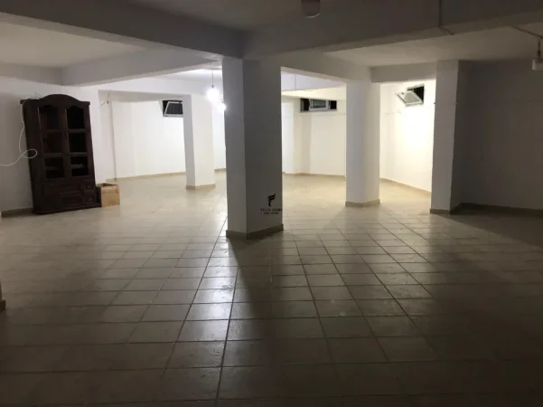 Tirane, jepet me qera dyqan Kati 0, 130 m² 600 € (21 DHJETORI)