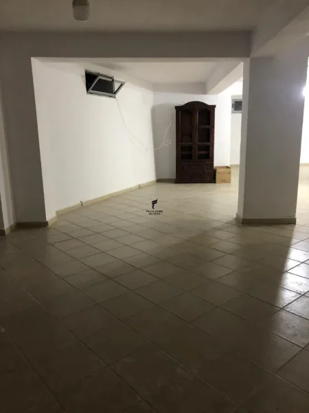 Tirane, jepet me qera dyqan Kati 0, 130 m² 600 € (21 DHJETORI)