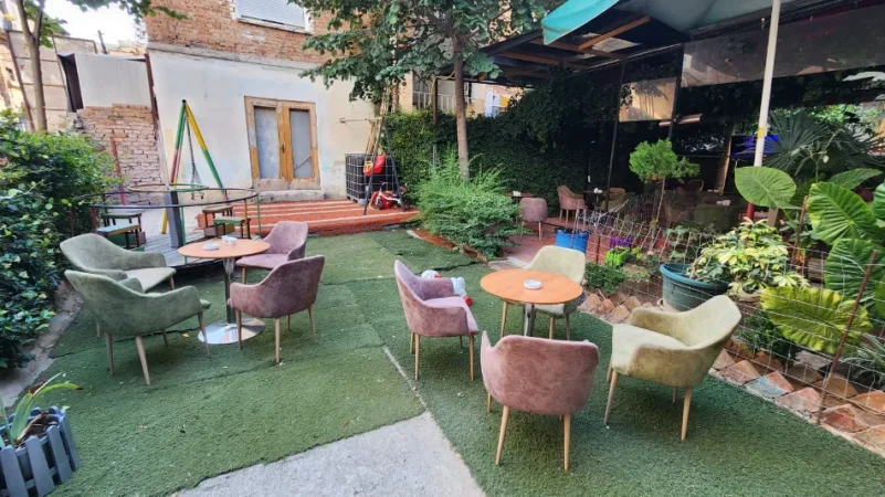 Tirane, jepet me qera lokal Kati 0, 2.000 € (Rruga e Kavajës)