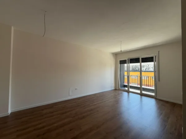 Tirane, jepet me qera 2+1 Kati 1, 102 m² 700 € 