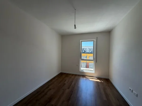 Tirane, jepet me qera 2+1 Kati 1, 102 m² 700 € 
