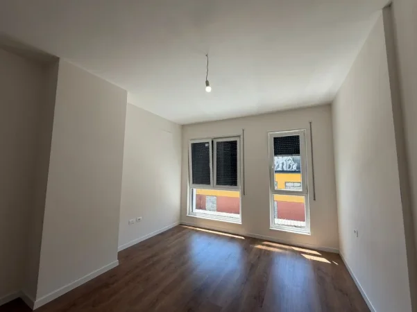 Tirane, jepet me qera 2+1 Kati 1, 102 m² 700 € 