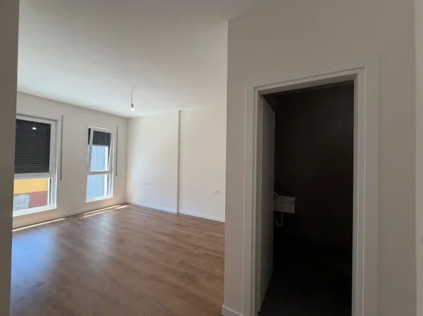 Tirane, jepet me qera 2+1 Kati 1, 102 m² 700 € 