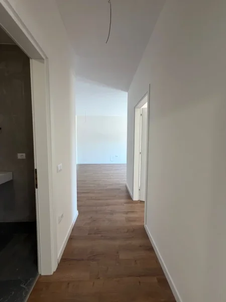 Tirane, jepet me qera 2+1 Kati 1, 102 m² 700 € 