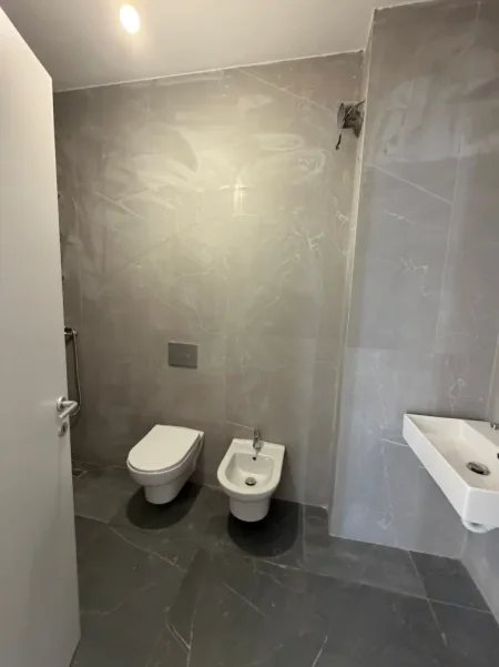 Tirane, jepet me qera 2+1 Kati 1, 102 m² 700 € 