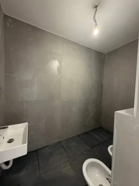 Tirane, jepet me qera 2+1 Kati 1, 102 m² 700 € 