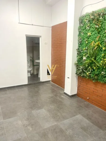 Tirane, jepet me qera dyqan Kati 0, 20 m² 370 € (21 DHJETORI)