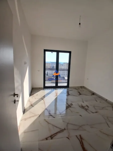 Tirane, jepet me qera apartament 3+1+Ballkon Kati 8, 138 m² 1.492 € 