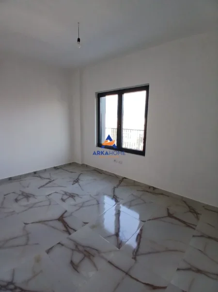 Tirane, jepet me qera apartament 3+1+Ballkon Kati 8, 138 m² 1.492 € 
