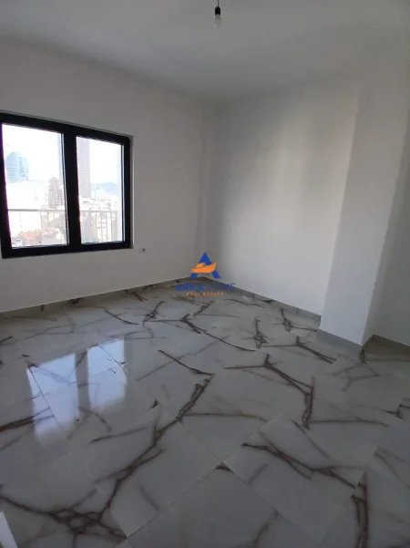 Tirane, jepet me qera apartament 3+1+Ballkon Kati 8, 138 m² 1.492 € 