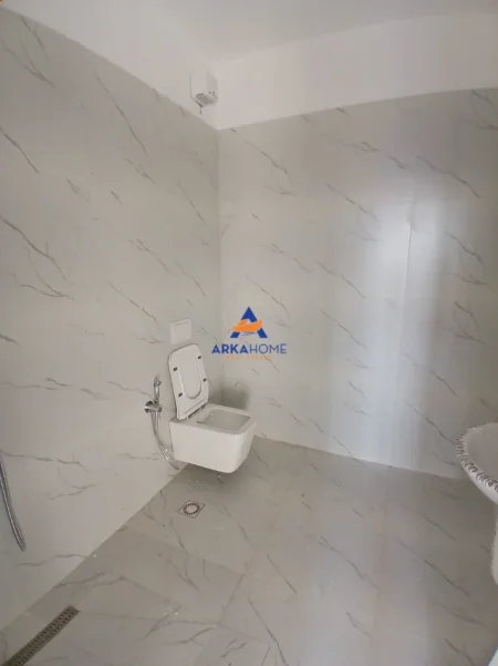 Tirane, jepet me qera apartament 3+1+Ballkon Kati 8, 138 m² 1.492 € 