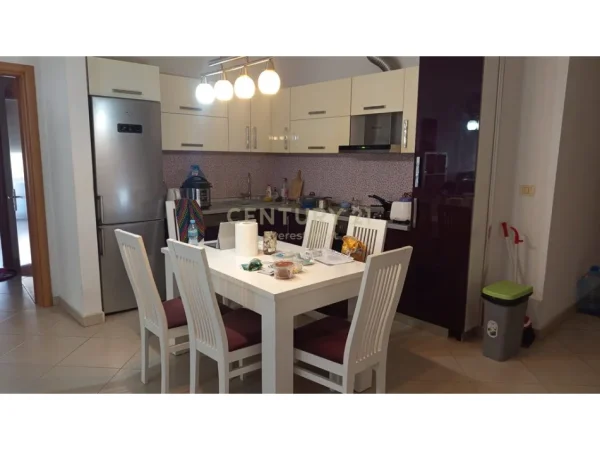 Tirane, jepet me qera apartament 2+1 Kati 3, 120 m² 550 € (Fresk NEXT143527)