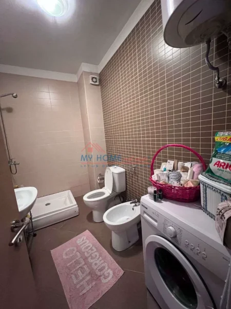 Tirane, jepet me qera apartament 1+1+Ballkon Kati 4, 65 m² 550 € (Rruga Artan Lenja)