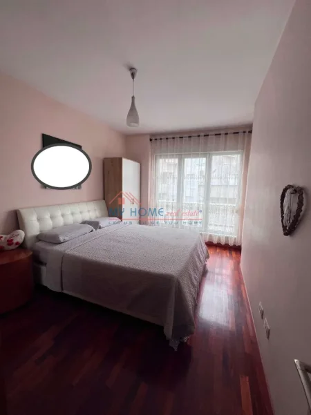 Tirane, jepet me qera apartament 1+1+Ballkon Kati 4, 65 m² 550 € (Rruga Artan Lenja)