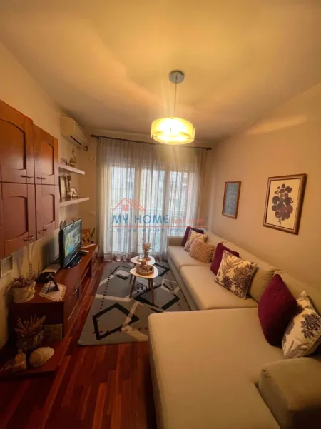 Tirane, jepet me qera apartament 1+1+Ballkon Kati 4, 65 m² 550 € (Rruga Artan Lenja)