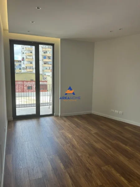 Tirane, jepet me qera ambjent biznesi Kati 4, 116 m² 1.700 € 
