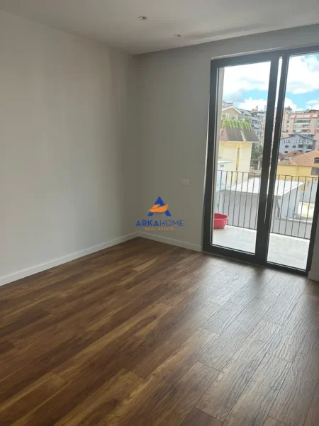 Tirane, jepet me qera ambjent biznesi Kati 4, 116 m² 1.700 € 