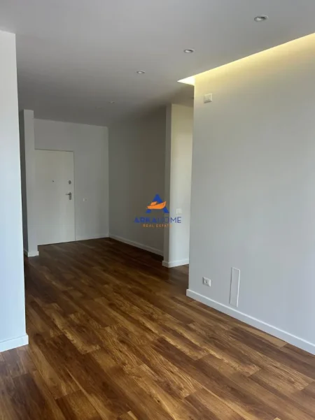 Tirane, jepet me qera ambjent biznesi Kati 4, 116 m² 1.700 € 