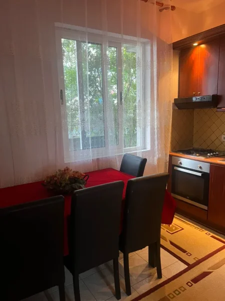 Tirane, jepet me qera shtepi 1+1+Ballkon Kati 1, 70 m² 400 € (BLLOKU GINTASH)