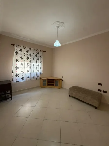 Durres, jepet me qera apartament 2+1+Ballkon Kati 3, 80 m² 380 € (Lagjia 30-Vjetori)