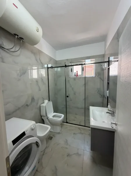 Durres, jepet me qera apartament 2+1+Ballkon Kati 3, 80 m² 380 € (Lagjia 30-Vjetori)