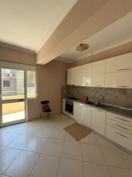 Durres, jepet me qera apartament 2+1+Ballkon Kati 3, 80 m² 380 € (Lagjia 30-Vjetori)