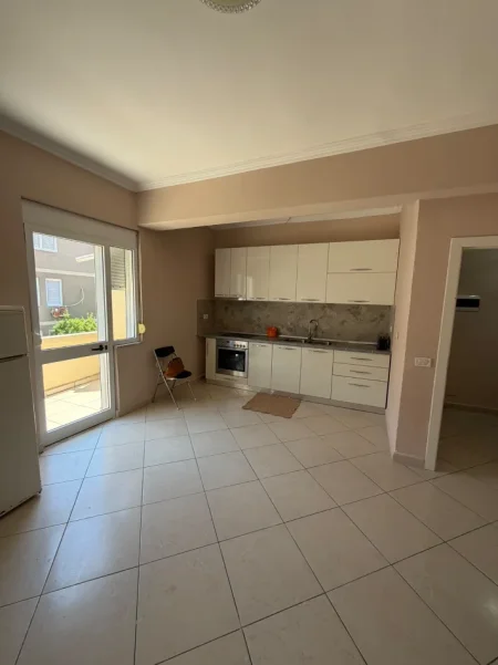 Durres, jepet me qera apartament 2+1+Ballkon Kati 3, 80 m² 380 € (Lagjia 30-Vjetori)