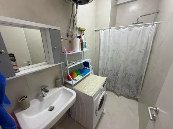 Tirane, jepet me qera apartament 1+1 Kati 5, (Ali Demi)