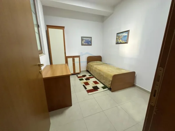 Tirane, jepet me qera apartament 2+1 Kati 3, 70 m² 700 € (Garda)