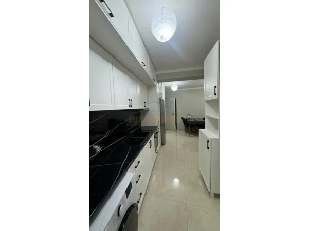 Tirane, jepet me qera apartament 1+1 , 60 m² 550 € (Kopshti Botanik)
