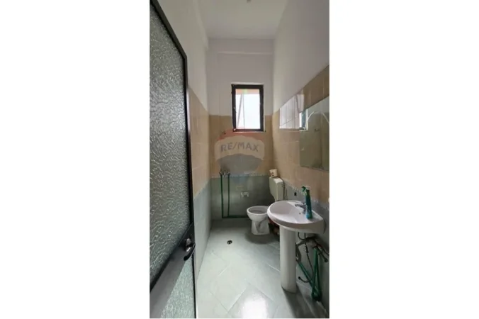 Tirane, jepet me qera zyre Kati 0, (Rruga e Durresit)