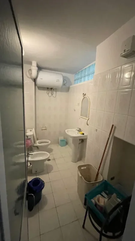 Tirane, shitet apartament 2+1 Kati 8, 118 m² Çmimi 190 milion lekë të vjetra, tek Kompleksi Grand, tek Tregu Elektrik, Tiranë.)